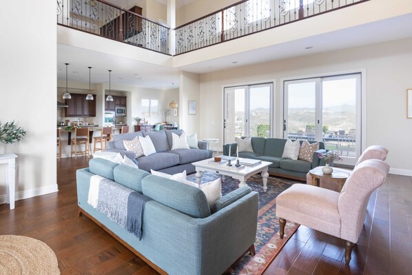 Villa (5 Bedrooms) | Interior - Palazzo Del Sol By Avantstay Breathtaking Home w/ Mountain Views & Hot Tub (Temecula)