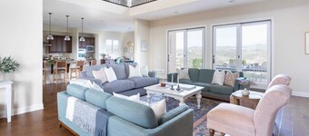 Palazzo Del Sol By Avantstay Breathtaking Home w/ Mountain Views & Hot Tub