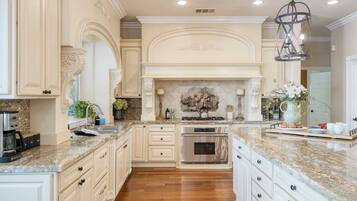 House (Multiple Bedrooms) | Private kitchen | Fridge, microwave, oven, stovetop