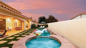 A backyard with a hot tub, lounge chairs, and a dining area. - Amarilla by Avantstay Peaceful Paradise w/ Pool, Spa & Theatre Room (La Quinta)