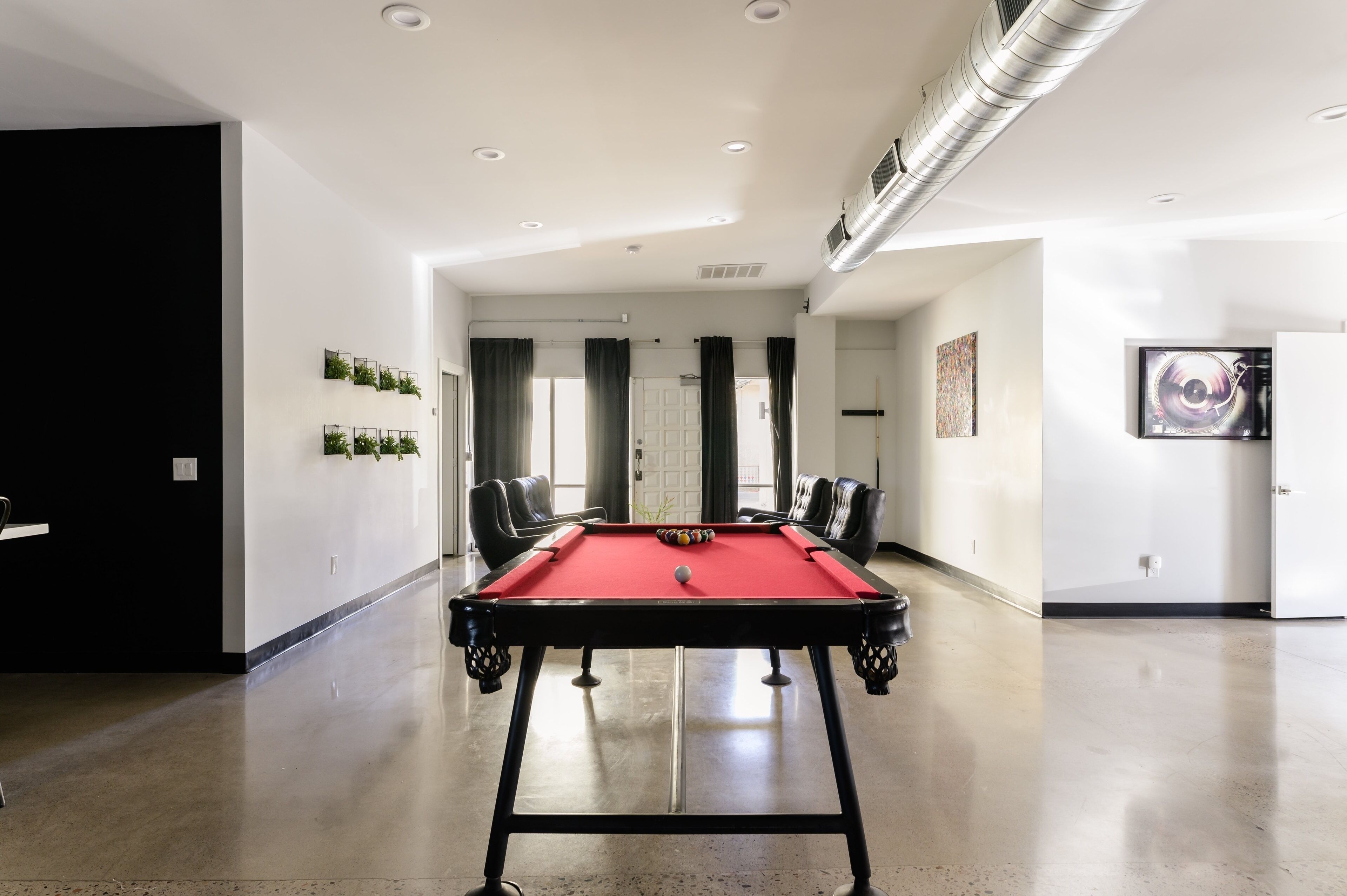 Luna by Avantstay Industrial Artist's Loft in Old Town w/ Billiards