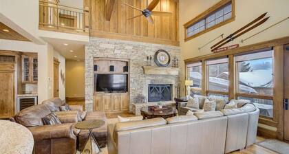 The Lookout by Avantstay Beautiful Mountain Escape w/ Hot Tub & Movie Theatre