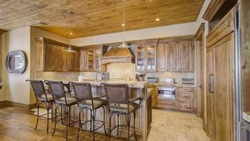 House (4 Bedrooms) | Private kitchen | Fridge, microwave, oven, stovetop