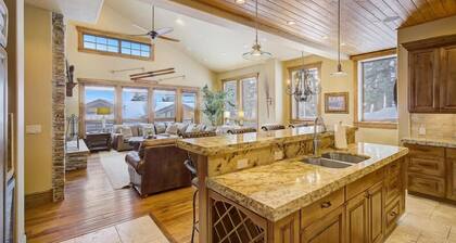 The Lookout by Avantstay Beautiful Mountain Escape w/ Hot Tub & Movie Theatre