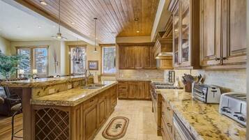 House (4 Bedrooms) | Private kitchen | Fridge, microwave, oven, stovetop