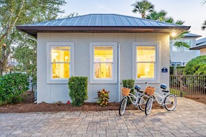 Exterior - Perry by Avantstay Walk to Miramar Beach! w/ Pool & Guest House! (Miramar Beach)