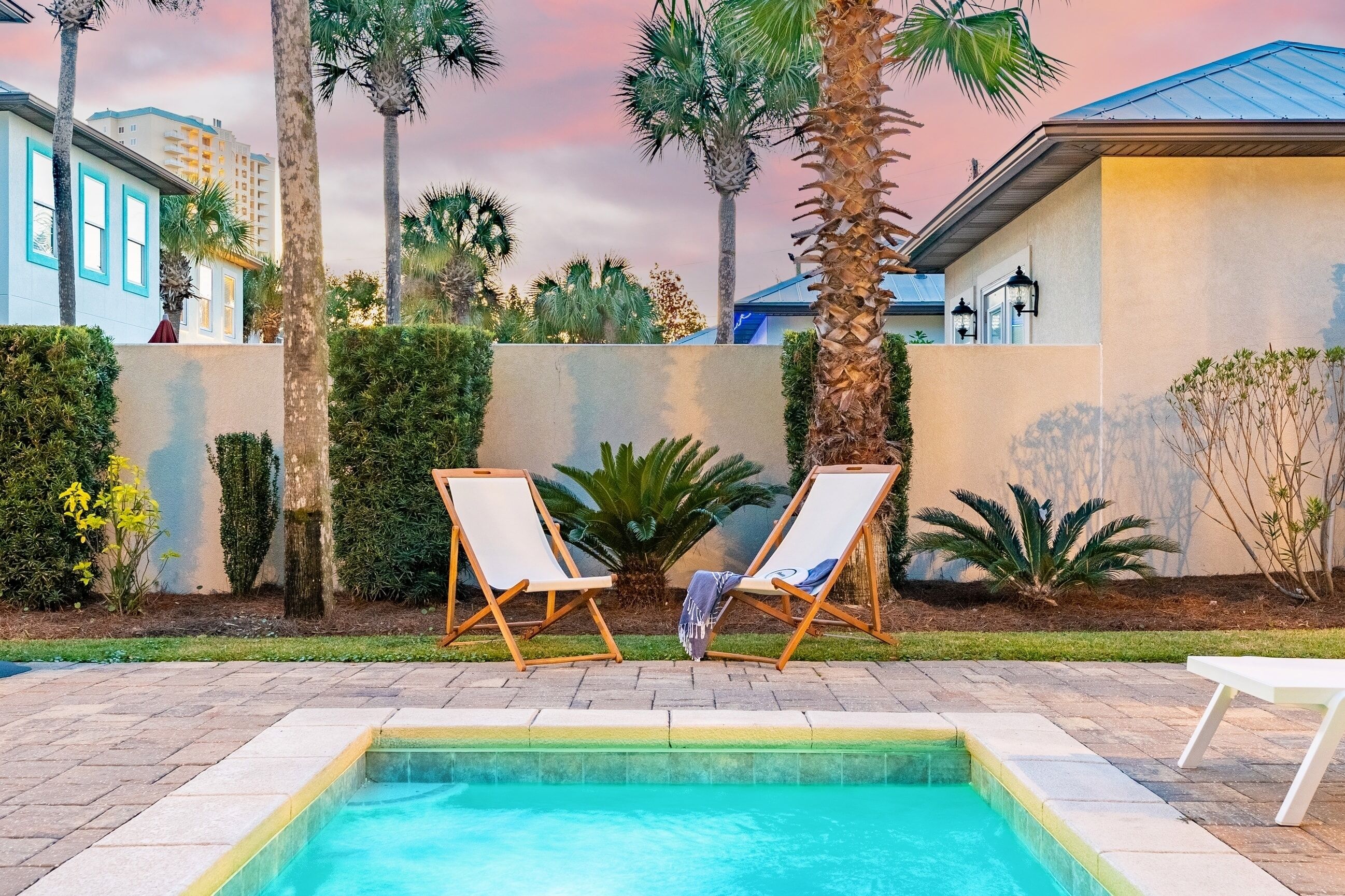 Perry by Avantstay Walk to Miramar Beach! w/ Pool & Guest House!