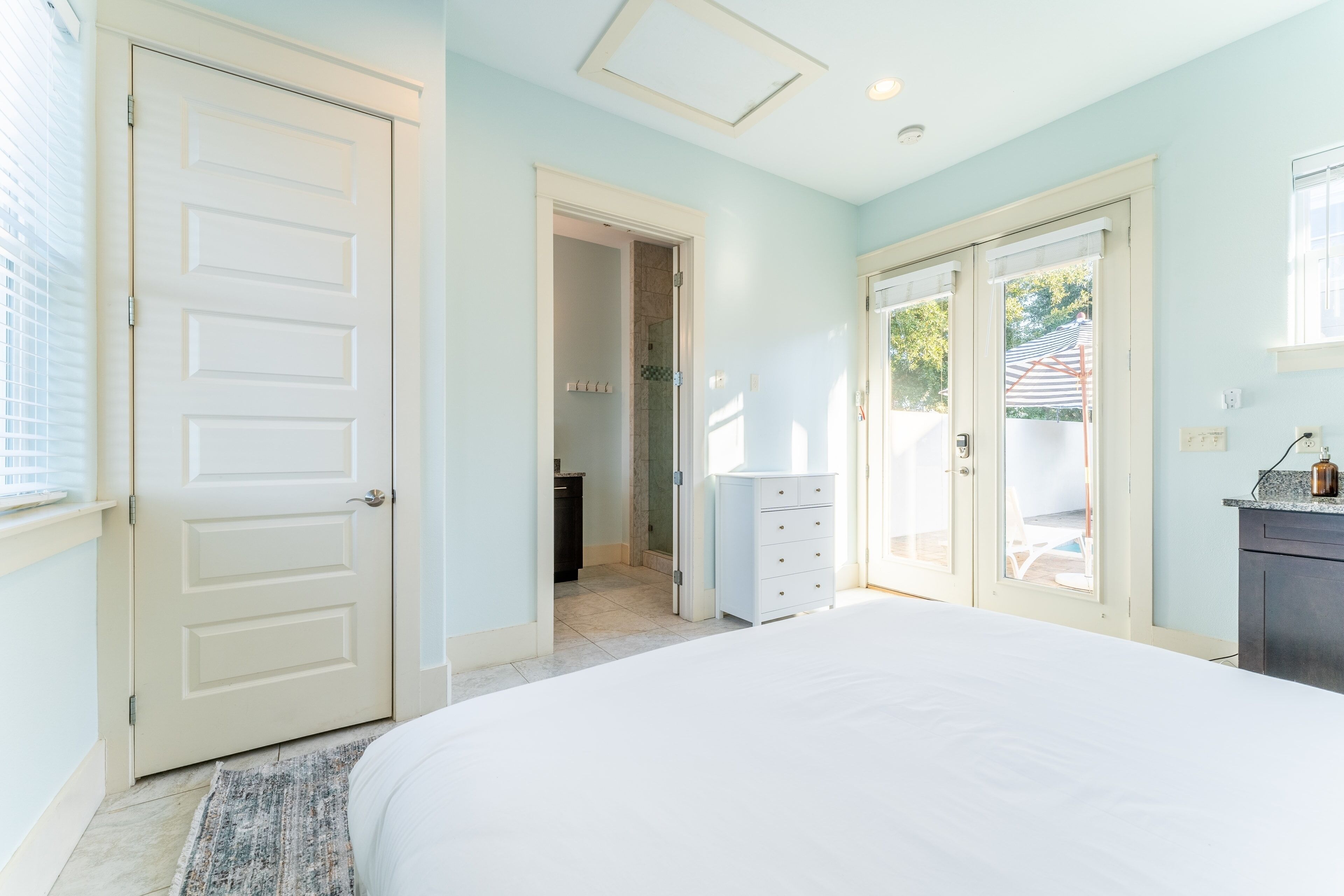 Perry by Avantstay Walk to Miramar Beach! w/ Pool & Guest House!