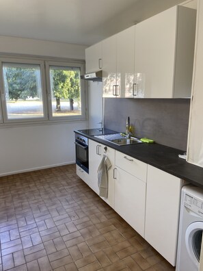 Réfrigérateur, four, plaque de cuisson