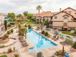 Una piscina al aire libre, una piscina climatizada