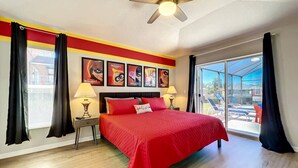 Ein Hotelzimmer mit einem großen Bett, einem Deckenventilator und Blick nach draußen.
