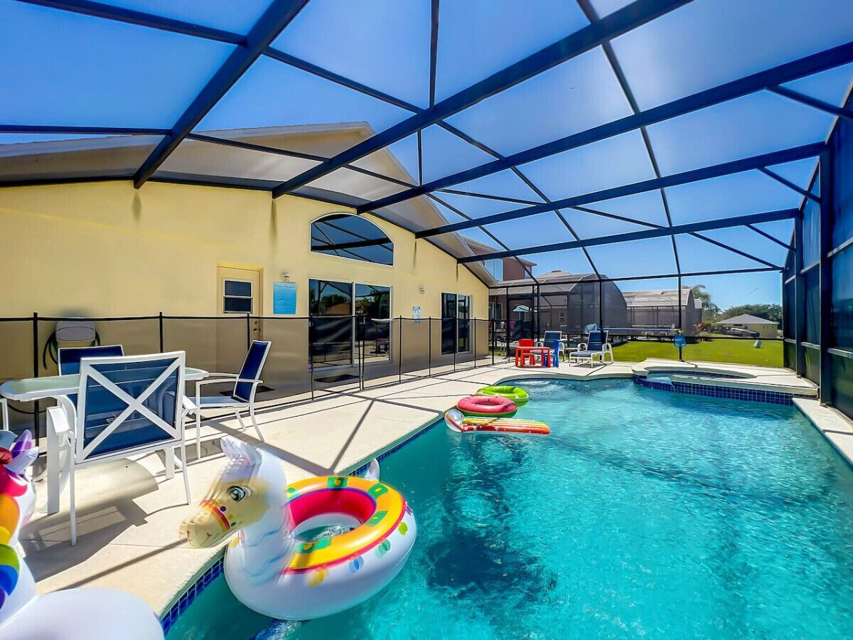 حمّام سباحة مُدفَّأ