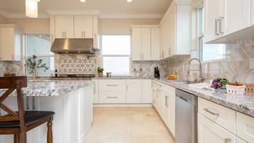 House (Multiple Bedrooms) | Private kitchen | Fridge, microwave, oven, stovetop