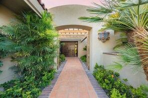 Interior - Moonshine by Avantstay Modern & Stylish Estate w/ Bar, Fire Pit & Hot Tub 5 bd (La Quinta)