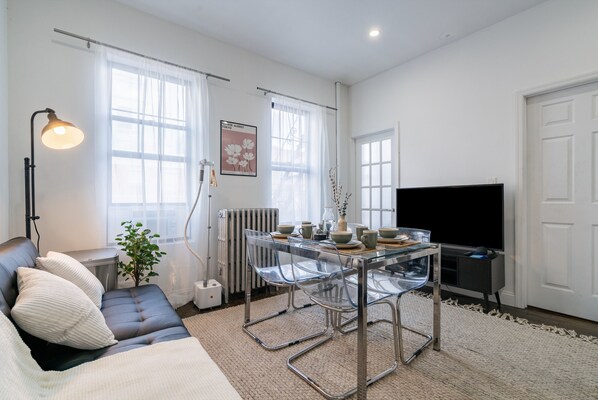 Smart TV, computer monitors