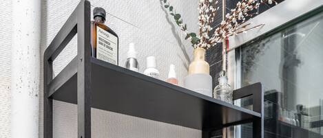 5 bedrooms, desk, iron/ironing board, free WiFi