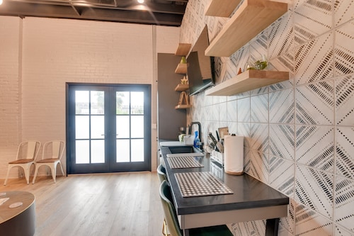 Walk to Strand Historic District: Stylish Dtwn Gem