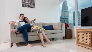 Ático presidencial | Zona de estar | Smart TV de 43 pulgadas con canales digitales, una televisión