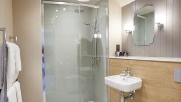 Standard Double Room (Room 10) | Bathroom | Towels