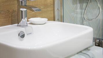 Phòng đôi hoặc 2 giường đơn Tiêu chuẩn, bồn tắm (Room 11) | Trang trí khác biệt, bàn, truy cập Internet không dây, bộ trải giường