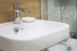 Standard Double or Twin Room, Bathtub (Room 11) | Individually decorated, desk, WiFi, bed sheets