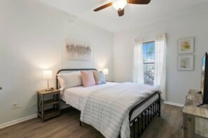 3 bedrooms, iron/ironing board, travel cot, free WiFi - Majorca Manor: Beach Bliss! (St. Augustine)