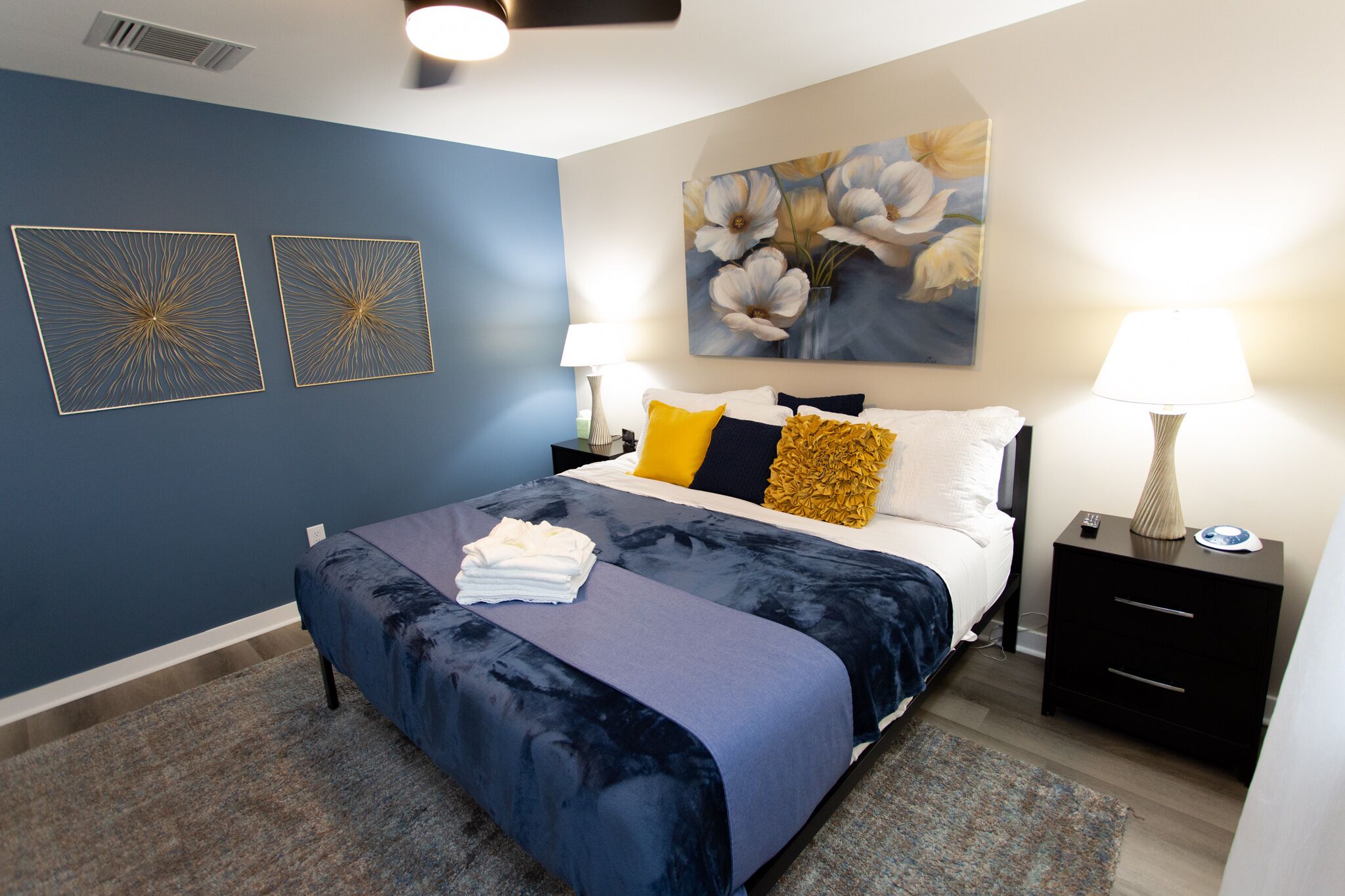 Downtown w/pool, gym, laundry, free parking, river view, fireplace, sleeps 4!