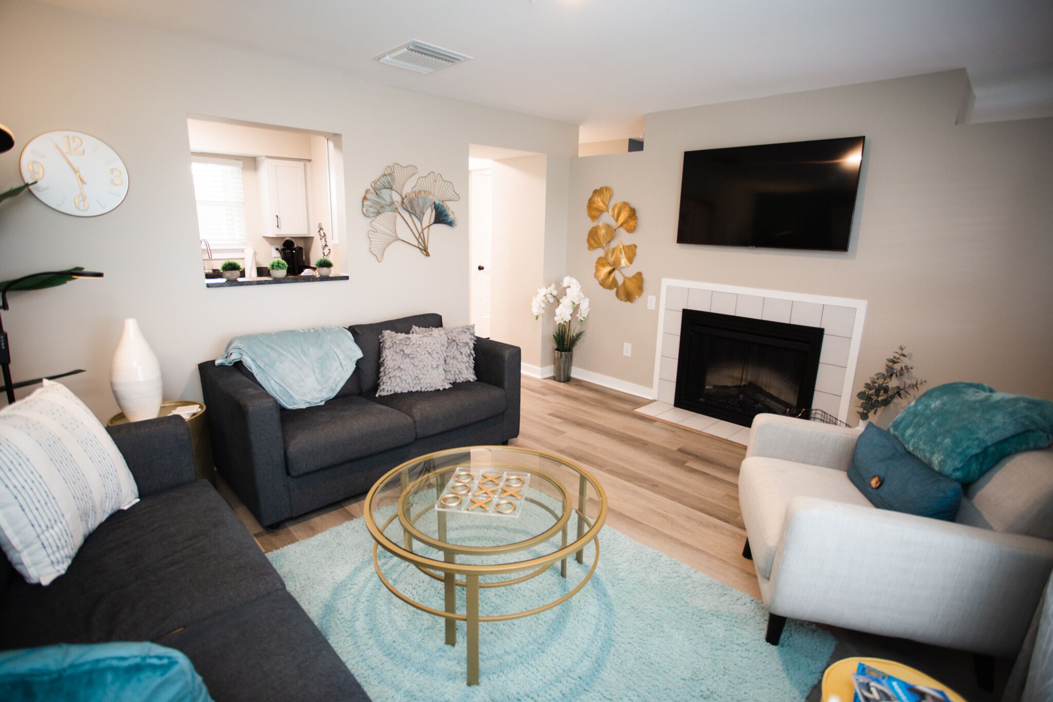 Downtown w/pool, gym, laundry, free parking, river view, fireplace, sleeps 4!