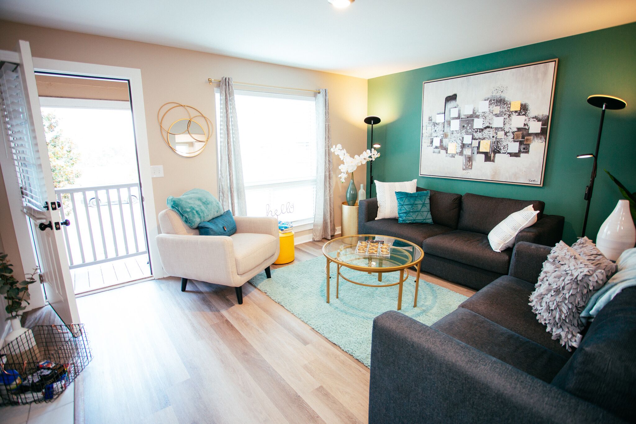 Downtown w/pool, gym, laundry, free parking, river view, fireplace, sleeps 4!