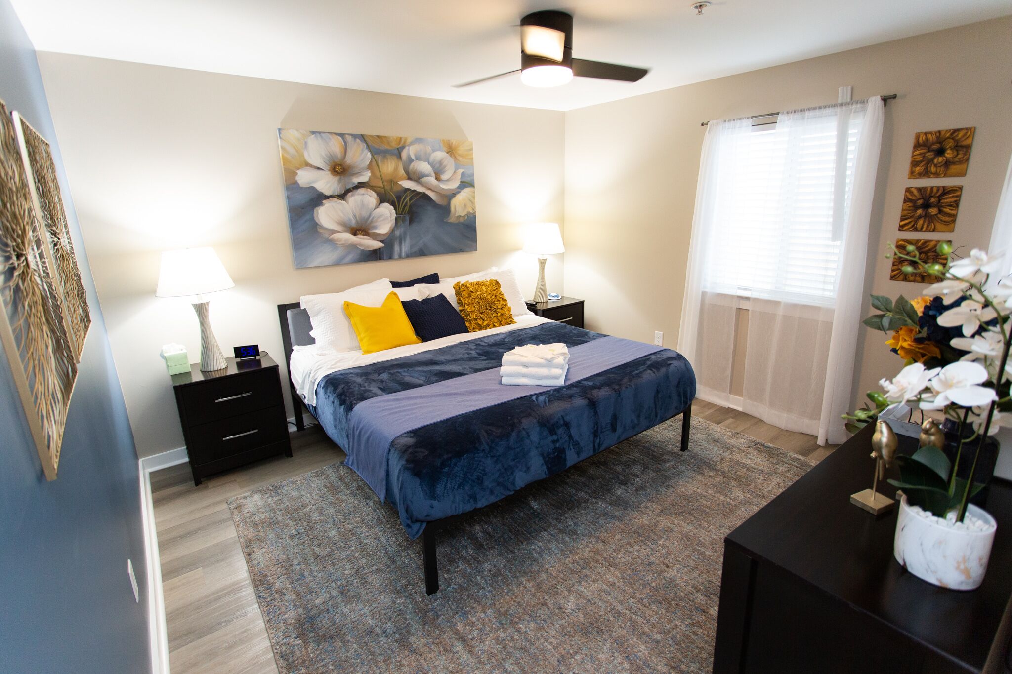 Downtown w/pool, gym, laundry, free parking, river view, fireplace, sleeps 4!