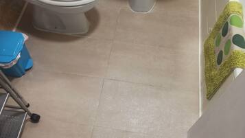 Een bad/douchecombinatie, gratis toiletartikelen, een haardroger