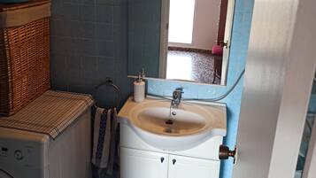 Een bad/douchecombinatie, gratis toiletartikelen, een haardroger