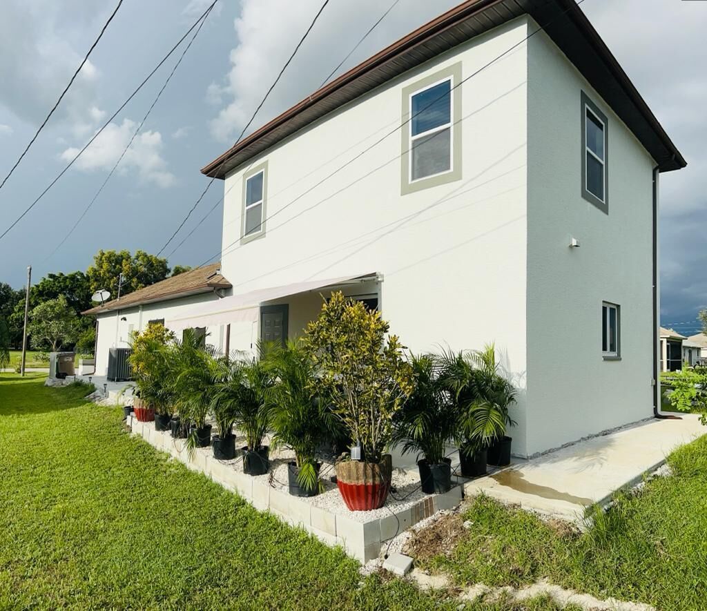 Cape Coral Adorable Two-Level Apartment