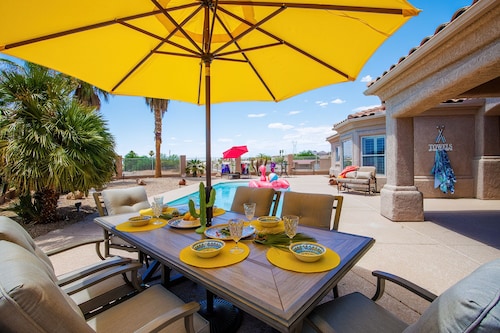 "Flying Cloud Inn" Private hilltop escape, heated pool, " hot tub" w/view.