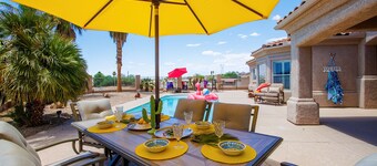 "Flying Cloud Inn" Private hilltop escape, heated pool, " hot tub" w/view.