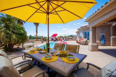 "Flying Cloud Inn" Private hilltop escape, heated pool, " hot tub" w/view.