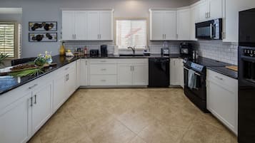 Køleskab, mikrobølgeovn, ovn, kogeplade