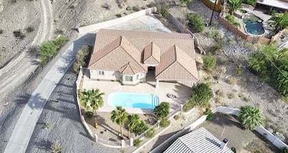 "Flying Cloud Inn" Private hilltop escape, heated pool, " hot tub" w/view.