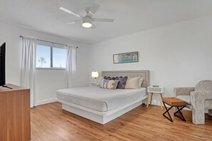 3 slaapkamers, een bureau, een strijkplank/strijkijzer, reisbedje