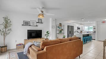 Een smart-tv en boeken