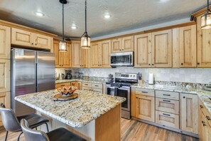 Fridge, microwave, stovetop, dishwasher - The View at Mountain Retreat By Red Rocks & Golden (Evergreen)