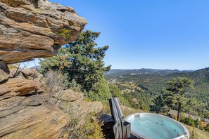 Outdoor spa tub - The View at Mountain Retreat By Red Rocks & Golden (Evergreen)