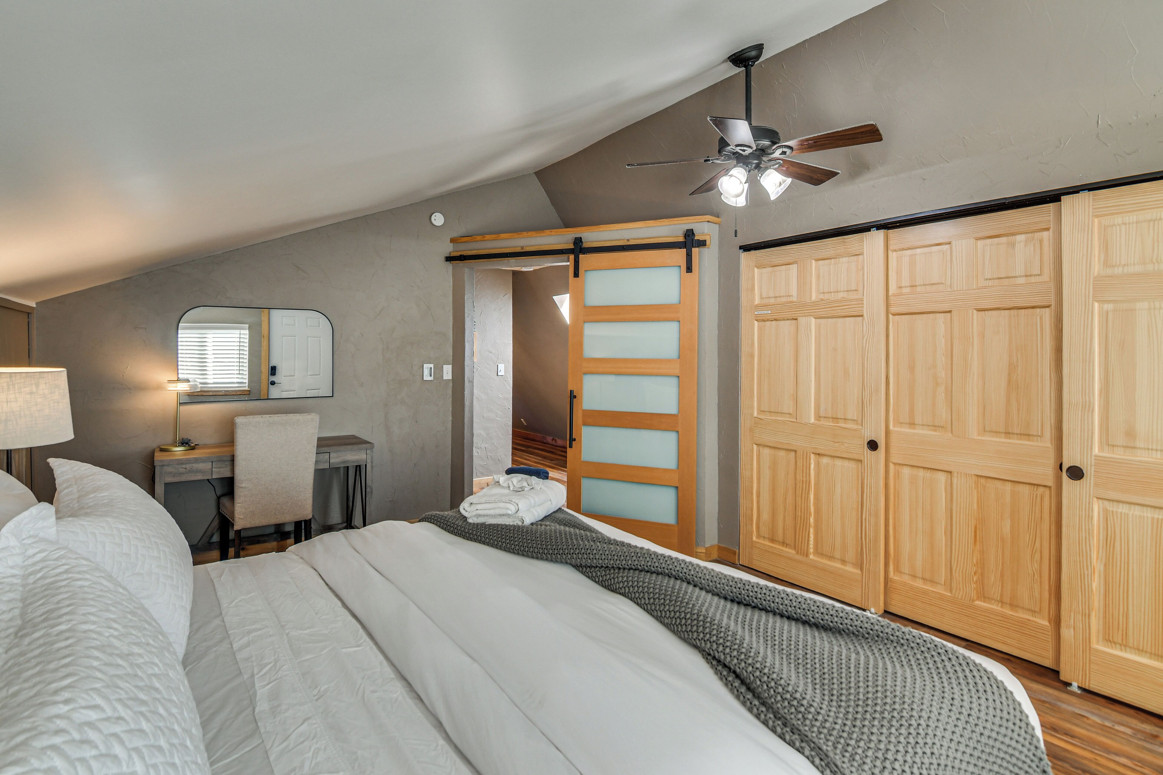 3 bedrooms, desk, iron/ironing board, travel crib