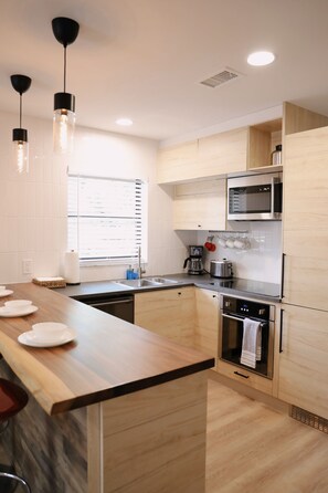 Frigorifero, microonde, forno, piano cottura