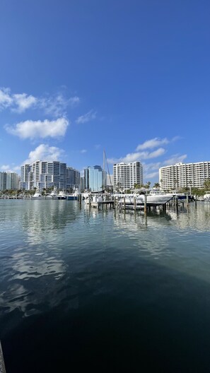 A marina with several boats docked, surrounded by high-rise buildings. - Modern 3 bedroom house 15 min from Siesta Key Beach (Sarasota)