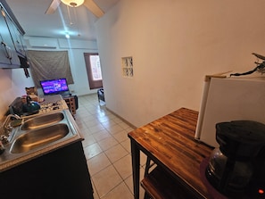 Queen Apartment with kitchenette | Private kitchenette | Oven, stovetop, coffee/tea maker, toaster