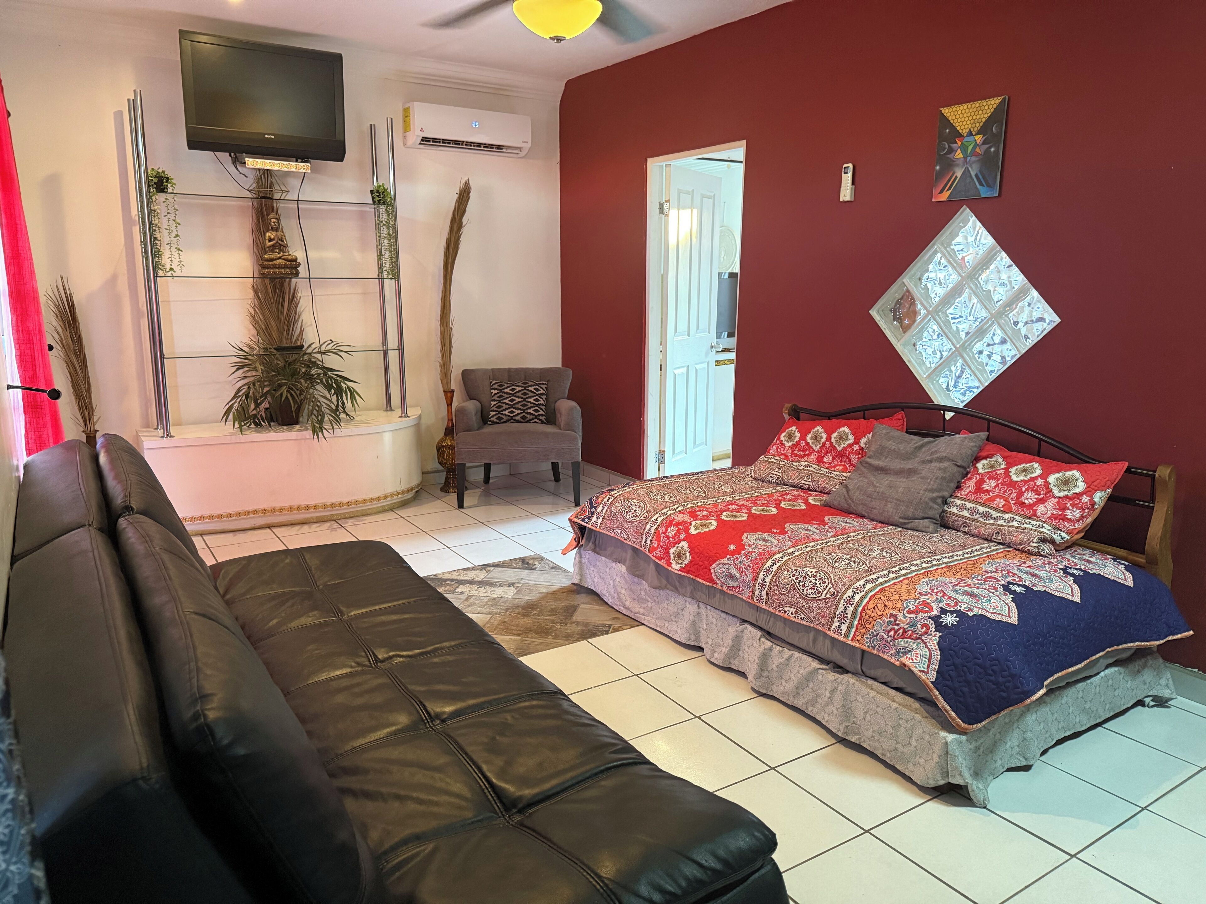 Apartamento luxo, 1 quarto, cozinha americana, no piso térreo | Área de estar | TV LCD 50 polegadas com canais digitais, TV