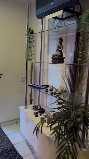 Couples treatment room(s), deep-tissue massages, prenatal massages