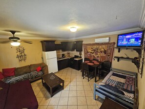 Suite – exclusive | Oppholdsområde | En 50-tommers LCD-TV med digitale kanaler samt TV