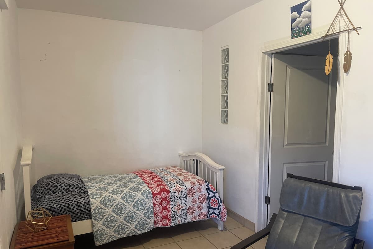 Queen Apartment with kitchenette